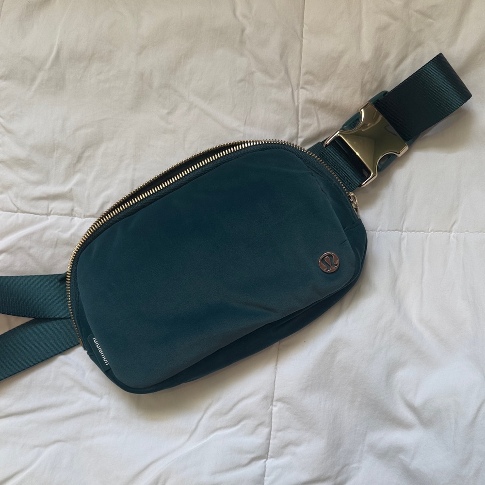 Lululemon Velour Belt Bag Green Jasper/Gold